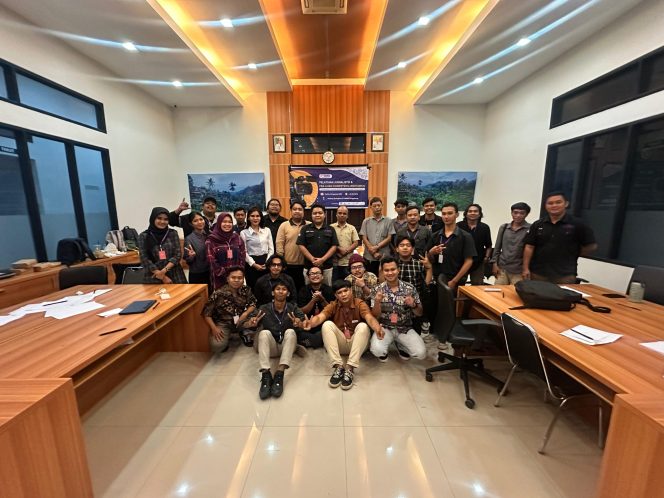 
Teks Foto : Kegiatan pelatihan jurnalistik dan Pra UKW yang dilaksanakan SMSI Kabupaten Kutai Kartanegara (Ist/SMSI Kukar)