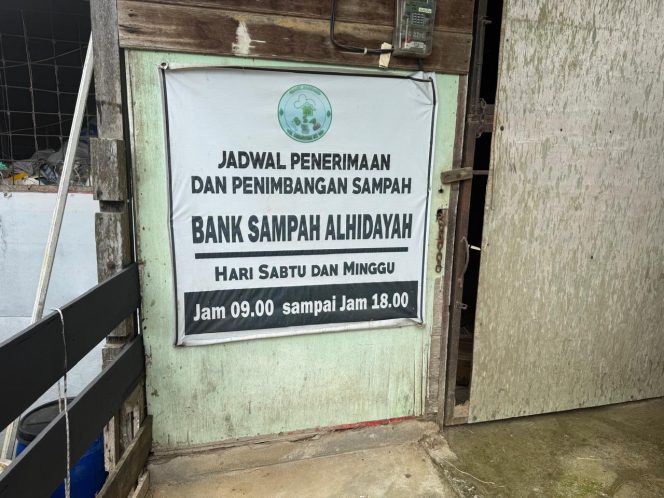 
Papan informasi jadwal penerimaan sampah di Bank Sampah Al Hidayah, Maluhu, Kukar, yang kini menarik warga hingga lintas kelurahan (Angga/okeborneo.com)