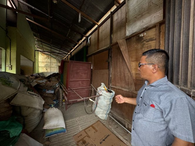 
Ketua Bank Sampah Al Hidayah, Sugiarto, menunjukkan lokasi penampungan sampah sebelum didaur ulang di Kelurahan Maluhu, Kukar (Angga/okeborneo.com)