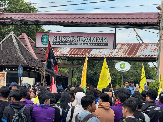 
Mahasiswa dan Masyarakat Gelar Unjuk Rasa di DPRD Kukar, Usung 12 Tuntutan Strategis