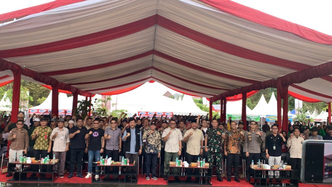 
Peserta dan tamu undangan berfoto bersama di bawah tenda utama saat rangkaian kegiatan Expo KTNA Nasional 2025 di Tenggarong, Jumat (19/9/2025). (Angga/okeborneo.com)