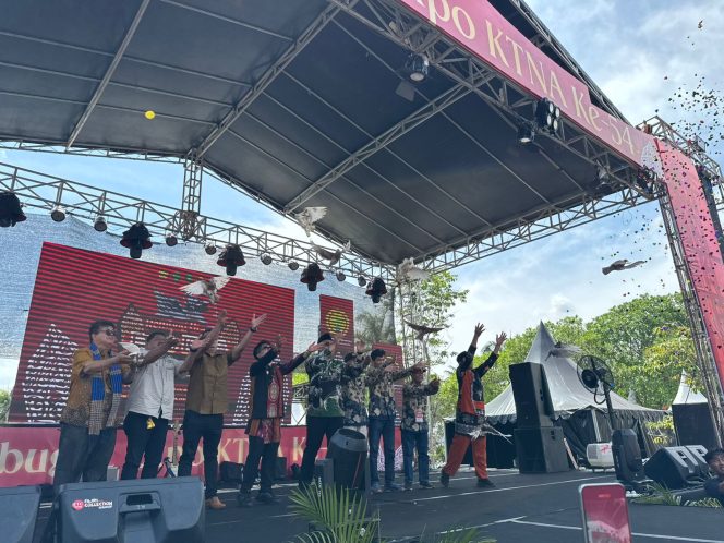 
Bupati Kukar Aulia Rahman Basri bersama Wakil Bupati Rendi Solihin, Ketua KTNA, dan jajaran melepas burung merpati sebagai simbol harapan petani pada penutupan Expo dan Rembuk KTNA Nasional 2025 di halaman Kantor Bupati Kukar, Selasa (22/9/2025). (Angga/okeborneo.com)