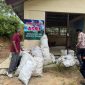 Pengurus Bank Sampah Asri Kelurahan Bukit Biru saat memilah sampah yang terkumpul (Angga/okeborneo.com)