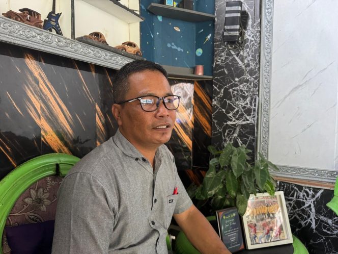 
Ketua Bank Sampah Al Hidayah, Sugiarto, saat ditemui di Maluhu, Kukar. Ia menegaskan kerja sama dengan sekolah penting untuk kurangi sampah plastik (Angga/okeborneo.com)