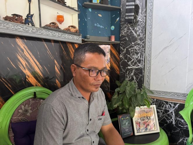 
Ketua Bank Sampah Al Hidayah, Sugiarto, saat ditemui di Maluhu, Kukar. Ia menegaskan inovasi dan konsistensi jadi kunci pengelolaan sampah berkelanjutan (Angga/okeborneo.com)