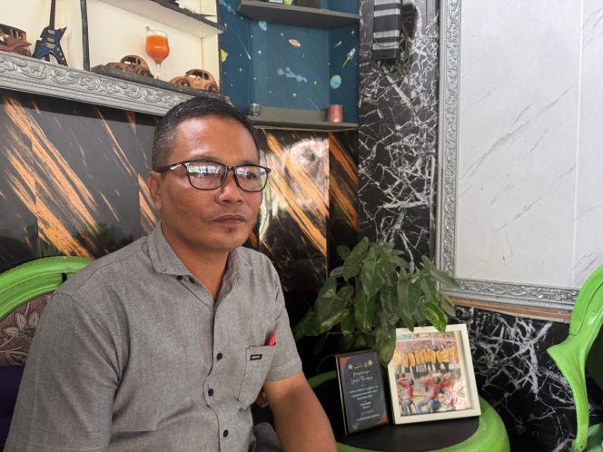 
Ketua Bank Sampah Al Hidayah, Sugiarto, gencar mengedukasi warga Maluhu agar mengelola sampah rumah tangga lebih bijak (Angga/okeborneo.com)