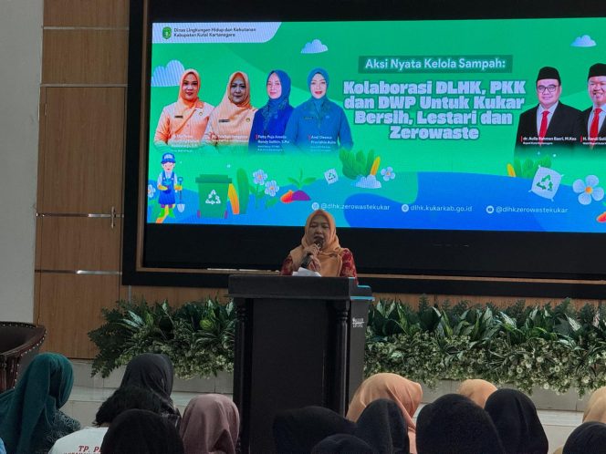
Ketua DWP Kukar, Yulaikah Sunggono, menyampaikan pentingnya peran perempuan dalam pengelolaan sampah rumah tangga pada kegiatan Aksi Nyata Kelola Sampah di Kantor DLHK Kukar, Selasa (30/9/2025). (Angga/okeborneo.com)