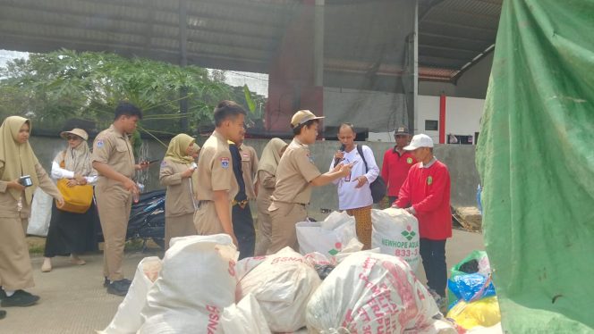 
Siswa SMA Negeri 1 Tenggarong belajar langsung praktik pengelolaan sampah di TPS3R Barokah Loa Kulu, Rabu (24/9/2025). (Angga/okeborneo.com)