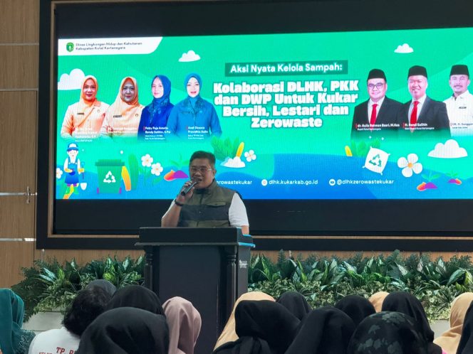 
Sekretaris DLHK Kukar Taufik menyampaikan data timbunan sampah Kukar dalam kegiatan Aksi Nyata Kelola Sampah, Selasa (30/9/2025). (Angga/Okeborneo.com)