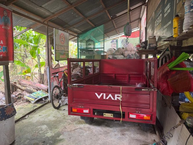
Bantuan kendaraan roda tiga Viar yang diterima Bank Sampah Al Hidayah Maluhu untuk menunjang operasional pengangkutan sampah warga (Angga/okeborneo.com)