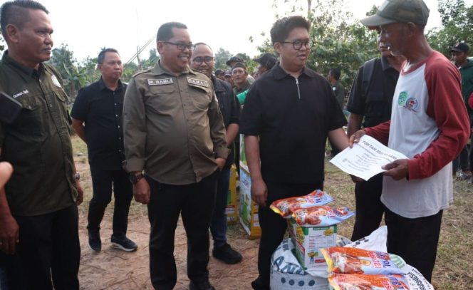 
Pemkab Kukar Dorong Produktivitas Pertanian Muara Jawa Lewat Bantuan Sarana Produksi