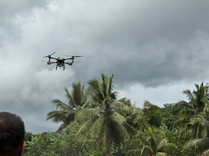 
Efisiensi Pertanian Kukar, Drone Semprot Sawah hingga Tebar Benih