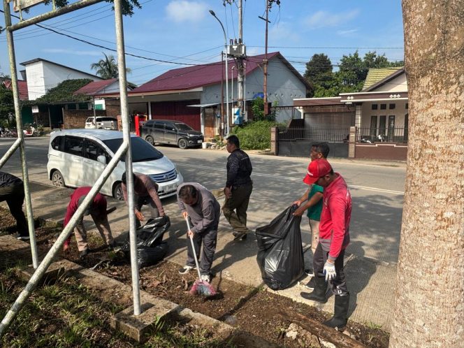 
Pegawai DLHK Kukar membersihkan halaman kantor dengan sapu dan karung sampah saat peringatan World Cleanup Day, Jumat (19/9/2025). (Angga/Okeborneo.com)
