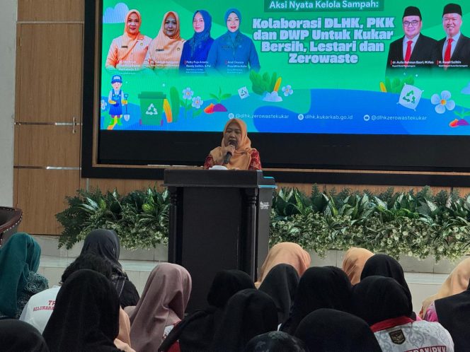 
Ketua DWP Kukar, Yulaikah Sunggono, memberikan sambutan dalam kegiatan Aksi Nyata Kelola Sampah di Kantor DLHK Kukar, Selasa (30/9/2025). (Angga/Okeborneo.com)