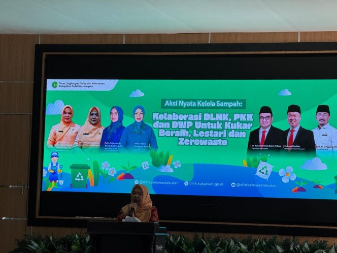 
Ketua DWP Kukar, Yulaikah Sunggono, menyampaikan sambutan dalam kegiatan Aksi Nyata Kelola Sampah di Kantor DLHK Kukar, Selasa (30/9/2025). (Angga/okeborneo.com)