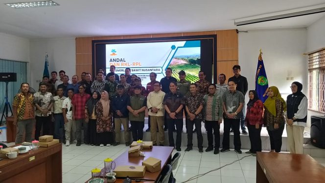 
Perwakilan DLHK Kukar bersama peserta pembahasan dokumen AMDAL perkebunan sawit di Ruang Bengkirai, Kamis (11/9/2025). (Angga/okeborneo.com)