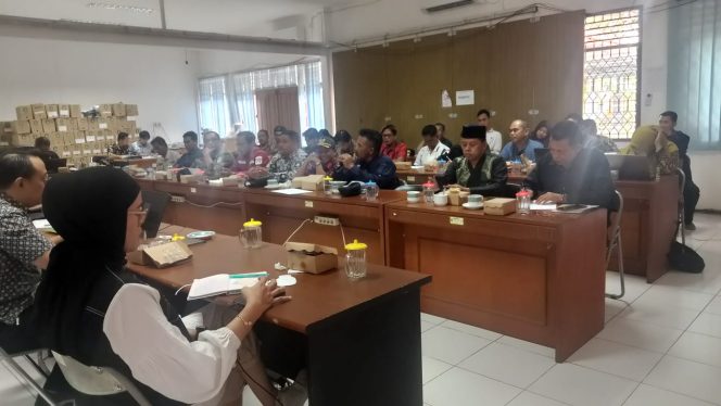 
Peserta rapat pembahasan dokumen AMDAL mendengarkan paparan kondisi sosial ekonomi masyarakat sekitar konsesi sawit di Kukar, Kamis (11/9/2025). (Angga/okeborneo.com)