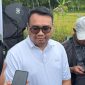 Bupati Kutai Kartanegara Aulia Rahman Basri saat diwawancarai usai panen padi demplot Bukit Biru, menegaskan strategi optimalisasi lahan eksisting dan perbaikan irigasi untuk tingkatkan produktivitas. (Kontributor Okeborneo.com)