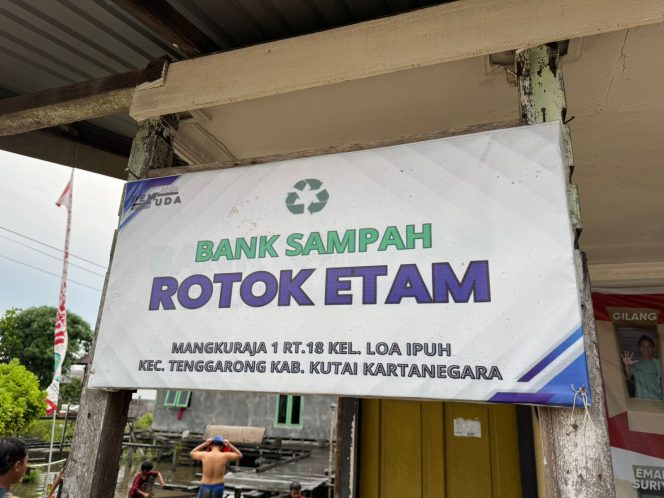 
Papan nama Bank Sampah Rotok Etam di RT 18 Kelurahan Loa Ipuh, Tenggarong, yang kini melibatkan 40 KK dalam pengelolaan sampah mandiri. (Angga/Okeborneo.com)