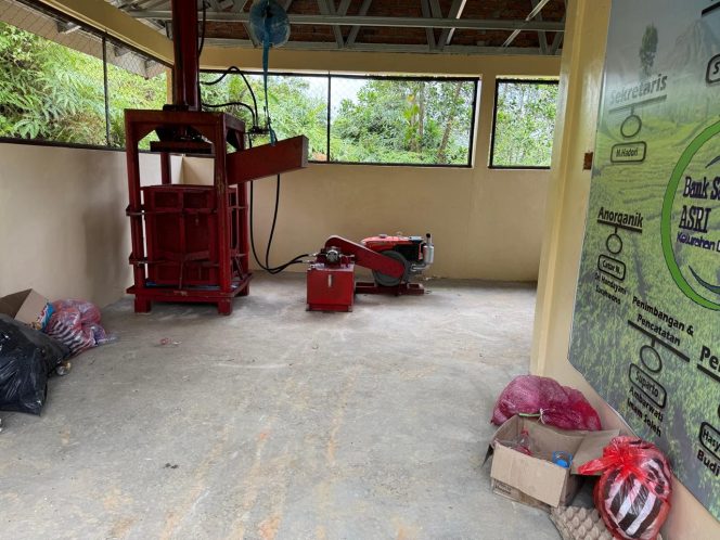 
Mesin press sampah di Bank Sampah Asri Bukit Biru mulai dimanfaatkan untuk mendukung pengurangan volume sampah di lingkungan warga. (Angga/okeborneo.com)