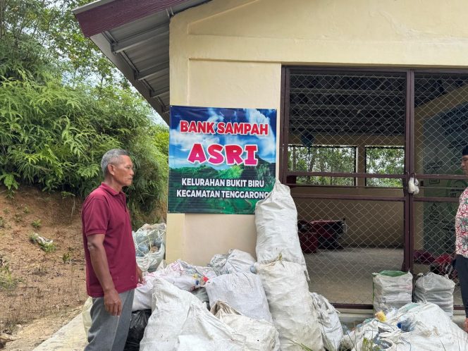 
Ketua Bank Sampah Asri, Suparlin, saat memantau sampah yang dikumpulkan warga di Kelurahan Bukit Biru, Tenggarong. (Angga/okeborneo.com)
