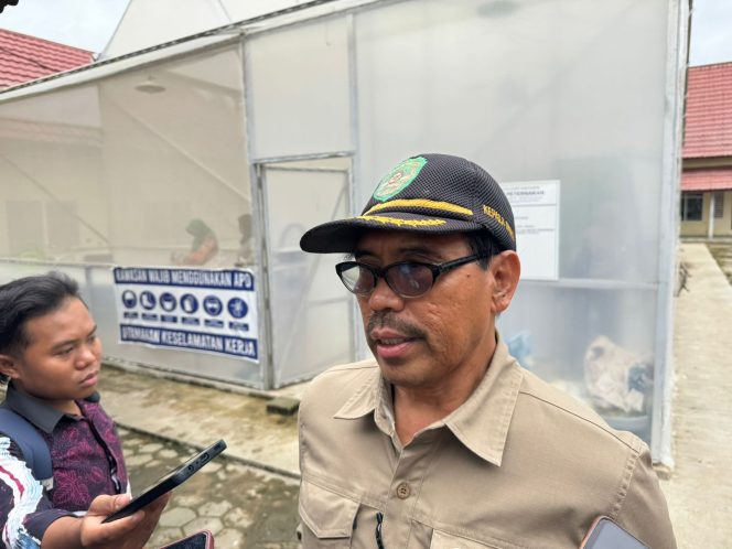 
Kadistanak Kukar, M Taufik, memberikan keterangan pers terkait persiapan Expo KTNA Nasional yang dipusatkan di Gapoktan Mangkurawang, Tenggarong. (Angga/Okeborneo.com)