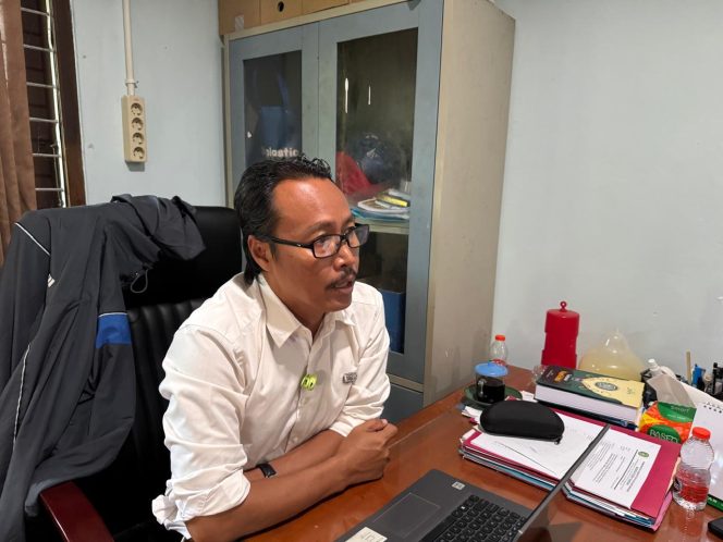 
Plt Kabid Tanaman Pangan dan Hortikultura Distanak Kukar, Taufik, memaparkan program pengendalian hama terpadu untuk mendukung produktivitas pertanian. (Angga/okeborneo.com)