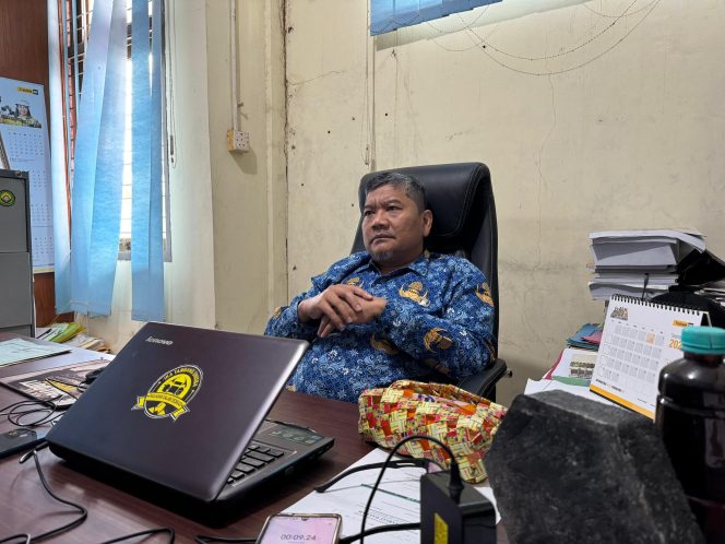 
Kepala Bidang Pengelolaan Sampah dan Limbah B3 DLHK Kukar, Irawan, menjelaskan strategi layanan armada sampah untuk 20 kecamatan. (Angga/okeborneo.com)