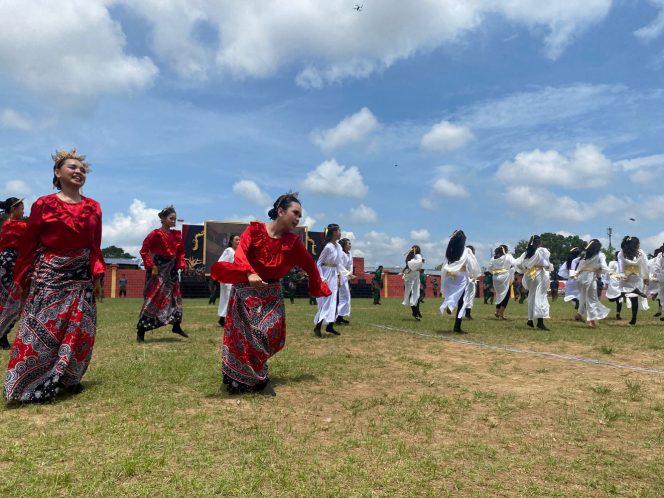 
Ratusan penari membawakan tarian kolosal pada pembukaan Pesta Adat Erau 2025 di Stadion Rondong Demang, Tenggarong, Minggu (21/9/2025). (Angga/okeborneo.com)