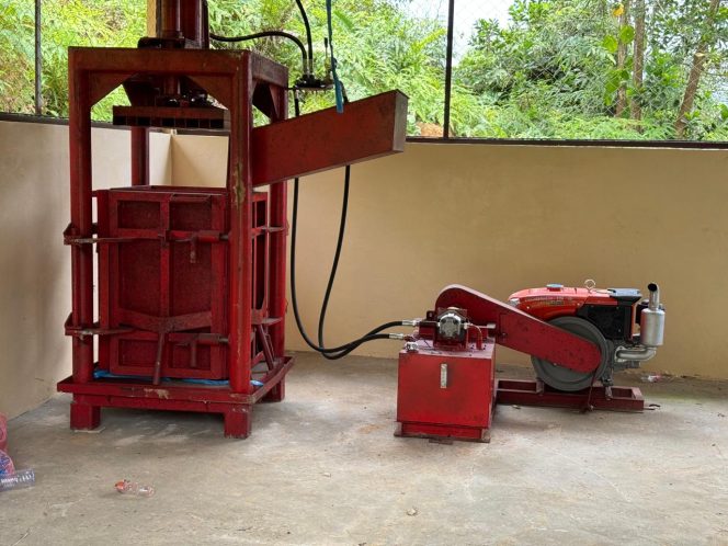 
Salah satu fasilitas mesin pres yang diterima Bank Sampah Asri Kelurahan Bukit Biru dari pemerintah. (Angga/okeborneo.com)