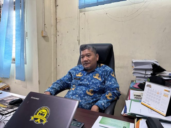 
Kepala Bidang Pengelolaan Sampah dan Limbah B3 DLHK Kukar, Irawan, memaparkan rencana pembangunan TPA baru dan strategi efisiensi armada. (Angga/okeborneo.com)
