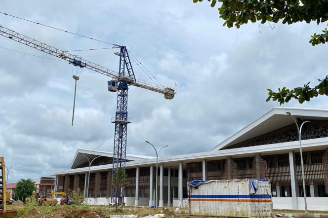 
Proses pembangunan kawasan Pasar Tangga Arung yang nantinya akan masuk dalam tanggung jawab pengelolaan DLHK Kukar. (Angga/Okeborneo.com)