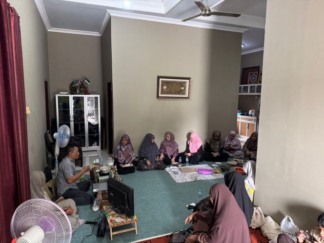 
Ketua Bank Sampah Al Hidayah Sugiarto memberikan edukasi pengelolaan minyak jelantah kepada kelompok ibu-ibu pengajian di Kelurahan Sukarame, Kukar (Angga/okeborneo.com)