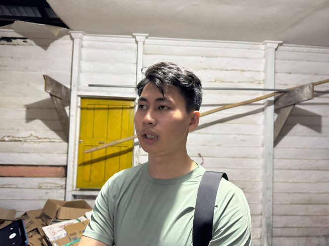 
Ketua Badan Pengelola Bank Sampah Rotok Etam, Fauzi Ramadhan Pikri, saat menjelaskan kendala pengelolaan sampah yang dihadapi di RT 18 Loa Ipuh, Tenggarong. (Angga/Okeborneo.com)