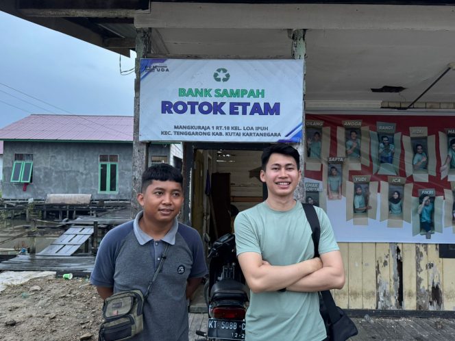 
Ketua Bank Sampah Rotok Etam, Fauzi Ramadhan Pikri (kanan), bersama pengelola muda lainnya di depan kantor bank sampah RT 18 Loa Ipuh, Tenggarong. (Angga/Okeborneo.com)