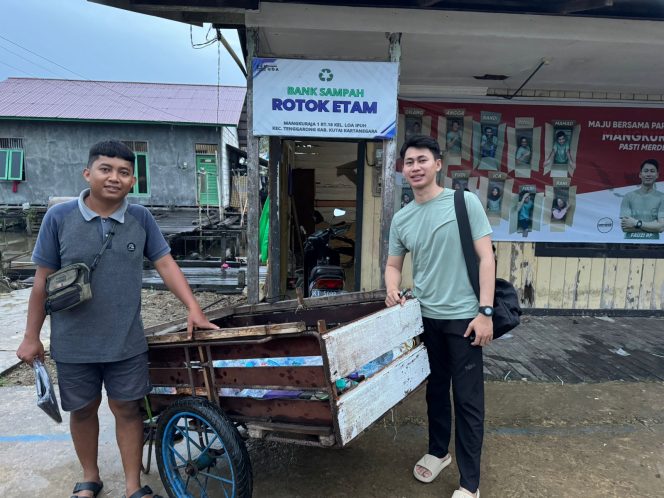 
Ketua Badan Pengelola Bank Sampah Rotok Etam, Fauzi Ramadhan Pikri (kanan), bersama pengurus menunjukkan gerobak pengangkut sampah warga RT 18 Loa Ipuh, Tenggarong. (Angga/Okeborneo.com)