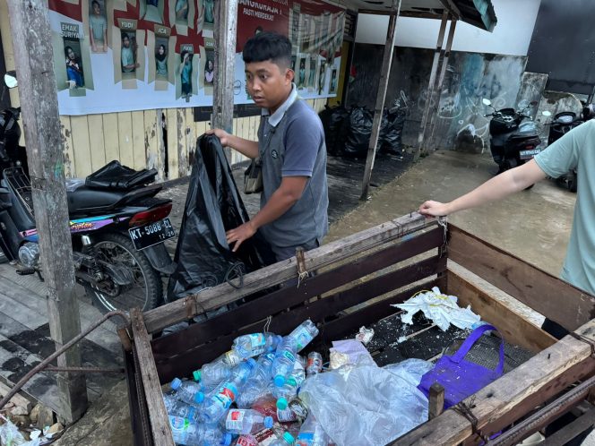 
Warga mengumpulkan sampah plastik ke gerobak sebagai bagian dari pengelolaan berbasis masyarakat di Kukar. (Angga/Okeborneo.com)