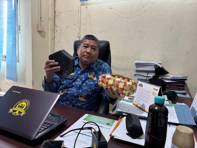 
Kepala Bidang Pengelolaan Sampah dan Limbah B3 DLHK Kukar, Irawan, menunjukkan hasil olahan bank sampah yang mampu memberi nilai tambah dari sampah plastik. (Angga/okeborneo.com)