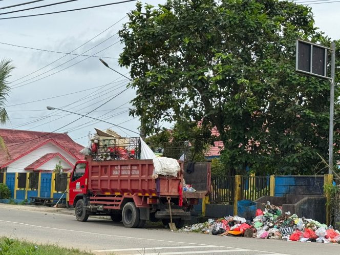 
Truk pengangkut sampah di Tenggarong saat melayani TPS, mencerminkan pentingnya layanan persampahan yang terkelola baik. (Angga/okeborneo.com)