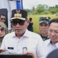 Wakil Gubernur Kaltim Seno Aji memberikan keterangan usai panen padi demplot di Bukit Biru, menekankan percepatan pembangunan irigasi sebagai syarat swasembada pangan 2026. (Kontributor Okeborneo.com)