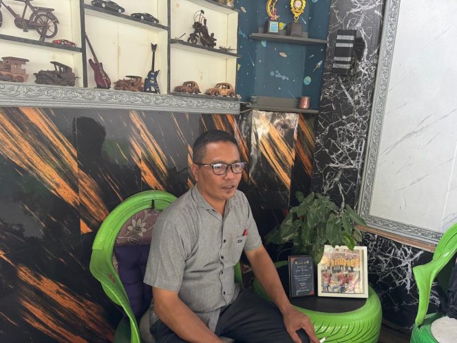 
Ketua Bank Sampah Al Hidayah, Sugiarto, saat ditemui di Maluhu, Kukar. Ia rutin membuka program edukasi lingkungan bagi anak-anak setiap akhir pekan (Angga/okeborneo.com)