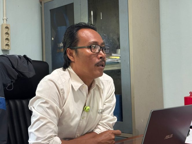 
Plt Kabid Tanaman Pangan dan Hortikultura Distanak Kukar, Taufik, menjelaskan mekanisme verifikasi penyaluran bantuan agar tepat sasaran. (Angga/okeborneo.com)