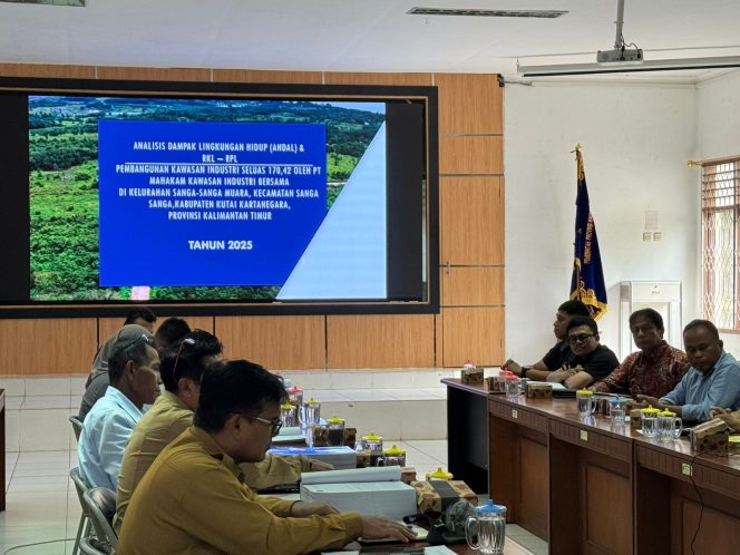 
DLHK Kukar mengikuti pemaparan hasil kajian awal AMDAL Kawasan Industri Mahakam di Tenggarong. (Angga/okeborneo.com)