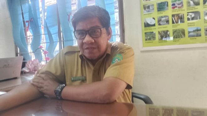 
Aji Sayid Muhammad Ali, Pengendali Dampak Lingkungan Ahli Muda DLHK Kukar, menjelaskan strategi pembinaan Sekolah Adiwiyata untuk memperkuat pendidikan lingkungan di Kukar. (Angga/okeborneo.com)