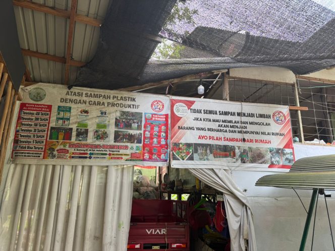 
Banner edukasi dan fasilitas Bank Sampah Al-Hidayah di Kelurahan Maluhu, yang kini menjadi contoh pengelolaan sampah produktif berbasis masyarakat. (Angga/okeborneo.com)