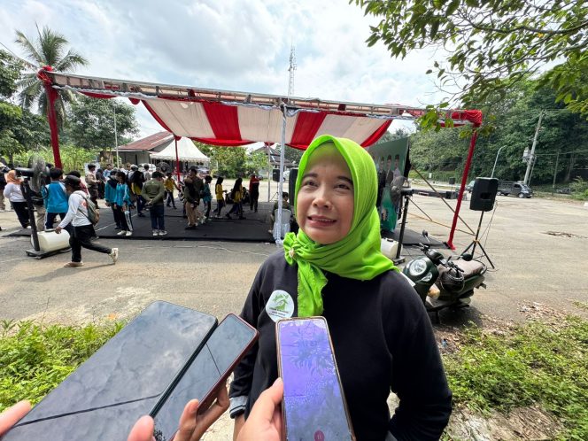 
Ketua Bank Sampah Sukamaju, Yayuk Sehati, saat diwawancarai di kegiatan. (Angga/okeborneo.com)