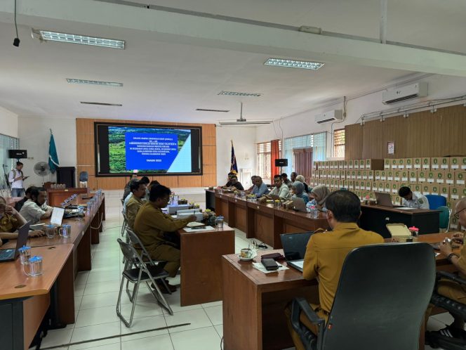 
Suasana rapat pembahasan AMDAL Kawasan Industri Mahakam yang digelar DLHK Kukar di Ruang Bengkirai. (Angga/okeborneo.com)