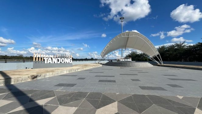 
Area utama Taman Tanjong di Tenggarong yang kini diawasi ketat untuk penerapan aturan kebersihan dan ketertiban. (Angga/okeborneo.com)