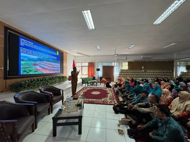 
Pejabat DLHK Kukar memaparkan kondisi TPA Bekotok dan strategi pengelolaan sampah kepada peserta sosialisasi di Tenggarong. (Angga/okeborneo.com)