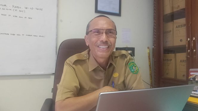 
Pramudia Wisnu, Pengendali Dampak Lingkungan Ahli Muda DLHK Kukar, saat menjelaskan tantangan lapangan dalam pengawasan lingkungan. (Angga/okeborneo.com)